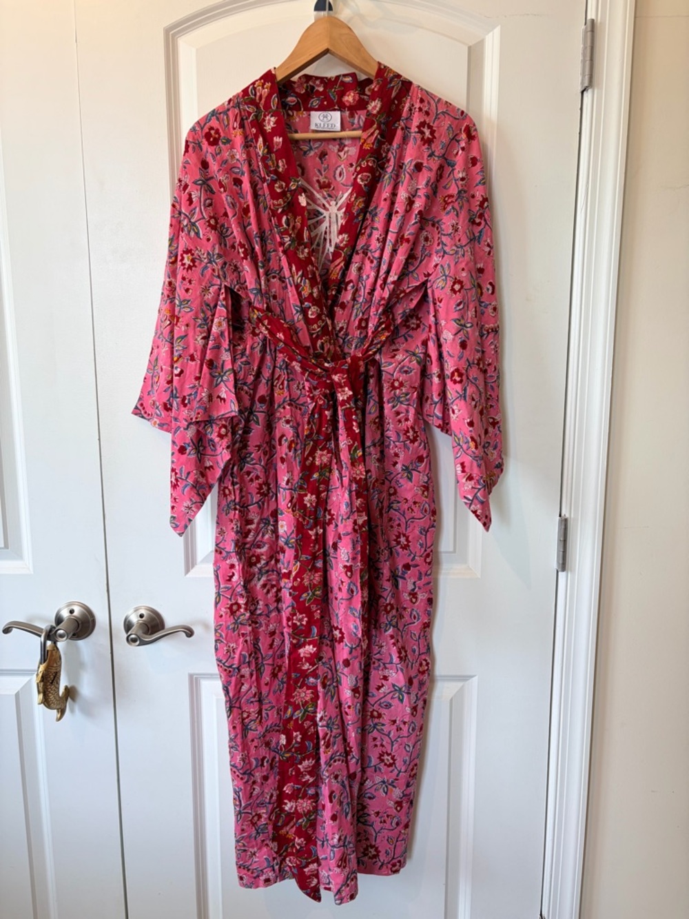 Vintage-Inspired Kleed Pink Floral Kimono Robe small/Medium. Embroidered back